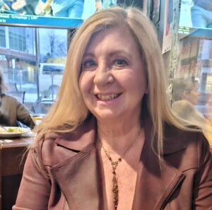 About Denise Wells of Dee Clutter - BIO Picture